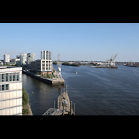 Hamburg, Elbphilharmonie, Groer Saal, Aussicht von der Plaza nach Osten auf Grasbrookhafen (li) und Norderelbe