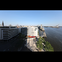 Hamburg, Elbphilharmonie, Groer Saal, Aussicht von der Plaza nach Nordosten auf die Trme von Rathaus, Nikolai (Ruine), Petri, Jacobi und Katharinen
