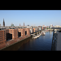 Hamburg, Elbphilharmonie, Groer Saal, Aussicht von der Plaza nach Norden auf die Trme der Hauptkirchen und den Sandtorhafen