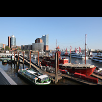 Hamburg, Elbphilharmonie, Groer Saal, Blick von der Jan-Fedder-Promenade auf den Niederhafen und zur Elbphilharmonie