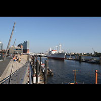 Hamburg, Elbphilharmonie, Groer Saal, Blick von den Landungsbrcken von Westen auf die Elbphilharmonie, rechts die Cap San Diego