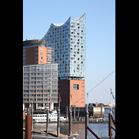 Hamburg, Elbphilharmonie, Groer Saal, Blick von Westen von den Landungsbrcken auf die Elbphilharmonie