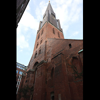 Hamburg, Hauptkirche St. Jacobi, 124,5 m hoher Turm und Fassade, von der Westseite des Jacobikirchhofs aus gesehen