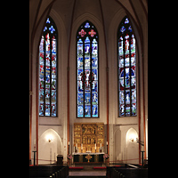 Hamburg, Hauptkirche St. Jacobi, Chorraum mit bunten Glasfenster von Carl Crodel (1957-61) und Trinitatis-Altar (ca. 1518)