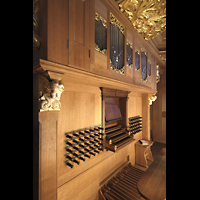 Hamburg, Hauptkirche St. Jacobi, Spieltisch der Schntiger-Orgel seitlich