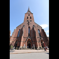 Hamburg, Hauptkirche St. Petri, 132 m hoher Turm und Westfassade von der Bergstrae aus gesehen