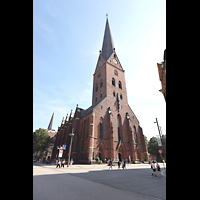 Hamburg, Hauptkirche St. Petri, Ansicht von Nordwesten von der Bergstrae auf Fassade und 132 m hohen Turm