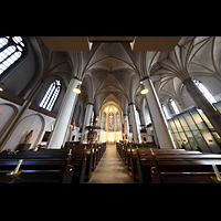 Hamburg, Hauptkirche St. Petri, Innenraum in Richtung Chor - oben das Rckpositivgehuse