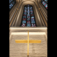 Hamburg, Hauptkirche St. Petri, Vergoldetes Holzkreuz nach einem Entwurf von Andreas Kasparek (2016), darber das 'Osterfenster'