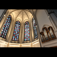 Hamburg, Hauptkirche St. Petri, Chororgel u. Fenster v. Claus Wallner (1959): Weihnachten, Ostern, Pfingsten, re: Hermann Oetken (1950): Jngstes Gericht