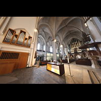 Hamburg, Hauptkirche St. Petri, Seitlicher Blick auf den teilvergoldeten Holzaltar (2016) und zur Chor- und Hauptorgel