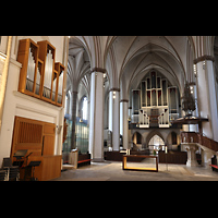 Hamburg, Hauptkirche St. Petri, Seitlicher Blick auf den zentralen Altarraum mit Kanzel und zur Chor- und Hauptorgel