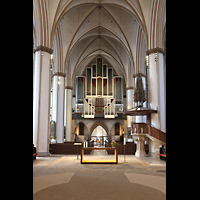 Hamburg, Hauptkirche St. Petri, Innenraum in Richtung Hauptorgel mit Altar (2016) und Kanzel aus Holz (1849)