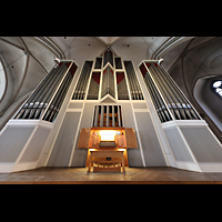 Hamburg, Hauptkirche St. Petri, Orgel mit Spieltisch (beleuchtet) perspektivisch