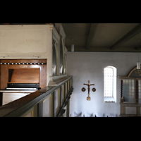 Hohen Neuendorf, Dorfkirche, Blick entlang der Emporenbrstung auf Spieltisch und Orgelprospekt