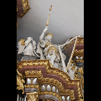 Horb, Stiftskirche Heilig Kreuz (kath.), Knig David mit Harfe und Posaunenengel auf dem miittleren Prospektfeld