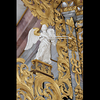Horb, Stiftskirche Heilig Kreuz (kath.), Geige spielender Engel auf dem linken Prospektfeld