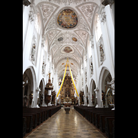Landsberg am Lech, Stadtpfarrkirche Mari Himmelfahrt, Hauptschiff in Richtung Chor