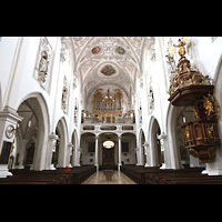 Landsberg am Lech, Stadtpfarrkirche Mari Himmelfahrt, Hauptschiff in Richtung Orgel