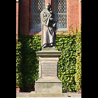 Norderney, Inselkirche, Luther-Statue an der Sdseite der Kirche