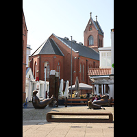 Norderney, Inselkirche, Ansicht von Nordosten von der Postrae; vorn: Seehund-Skulpturen von Peter Lehmann (1983)