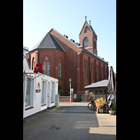 Norderney, Inselkirche, Ansicht von Nordosten von der Postrae; vorn: Seehund-Skulpturen von Peter Lehmann (1983)