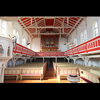 Norderney, Inselkirche, Innenraum Richtung Orgel und Blick zur Holzdecke