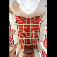 Norderney, Inselkirche, Innenraum mit Orgel, Holzdecke und umlaufender Empore