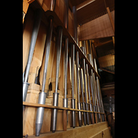 Norderney, Inselkirche, Pedalpfeifen der Trompete (Metall vorne) und der Posaune (Holz, dahinter)