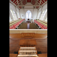 Norderney, Inselkirche, Blick ber den beleuchteten Spieltisch in die Kirche