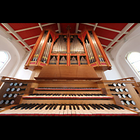 Norderney, Inselkirche, Spieltisch und Orgel (beleuchtet)