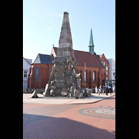 Norderney, St. Ludgerus, Ansicht von Norden mit Kaiser-Wilhelm-Denkmal im Vordergrund