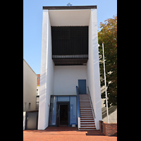 Norderney, Kath. Kirche Stella Maris, Haupteingang und Glockenturm an der Goebenstrae