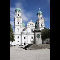 Domplatz mit Denkmal des bayerischen Königs Maximilian I. (1824) und Dom Passau, Dom St. Stephan, Domplatz mit Denkmal des bayerischen Königs Maximilian I. (1824) und Dom