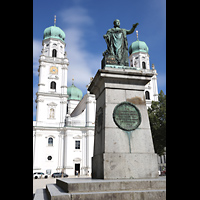 Denkmal des bayerischen Königs Maximilian I. (1824) und Domfassade Passau, Dom St. Stephan, Denkmal des bayerischen Königs Maximilian I. (1824) und Domfassade