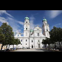 Westfassade mit den beiden 69 m hohen Türmen Passau, Dom St. Stephan, Westfassade mit den beiden 69 m hohen Türmen