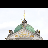 Tympanon in der Mitte der Westfassade und Helm des Vierungsturms Passau, Dom St. Stephan, Tympanon in der Mitte der Westfassade und Helm des Vierungsturms