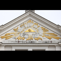 Giebeldreieck mit vergoldetem Relief des Augues Gottes und Trinitöätssymbol Passau, Dom St. Stephan, Giebeldreieck mit vergoldetem Relief des Augues Gottes und Trinitöätssymbol