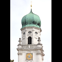 Linker Turmhelm mit Uhr und Inschrift '1674' Passau, Dom St. Stephan, Linker Turmhelm mit Uhr und Inschrift '1674'