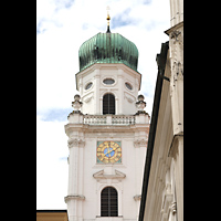 Rechter Turmhelm von der Zengergasse aus gesehen Passau, Dom St. Stephan, Rechter Turmhelm von der Zengergasse aus gesehen