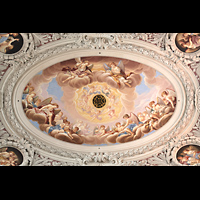 Heiliggeistloch im mittleren Hauptschiffsgewölbe - über dem Gitter steht die Fernorgel Passau, Dom St. Stephan, Heiliggeistloch im mittleren Hauptschiffsgewölbe - über dem Gitter steht die Fernorgel