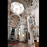 Seitlicher Blick auf Chororgel und neue nördliche Balkonorgel (im Schweller) Passau, Dom St. Stephan, Seitlicher Blick auf Chororgel und neue nördliche Balkonorgel (im Schweller)