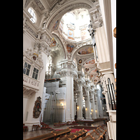 Chororgel (re.), eingelagerte Prospektpfeifen der Hauptorgel u. neue südliche Balkonorgel Passau, Dom St. Stephan, Chororgel (re.), eingelagerte Prospektpfeifen der Hauptorgel u. neue südliche Balkonorgel