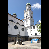Domhof mit Patronatsbrunnen von Leopold Hafner (1979) Passau, Dom St. Stephan, Domhof mit Patronatsbrunnen von Leopold Hafner (1979)