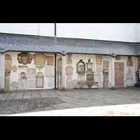 Grabsteine im Domhof aus verschiedenen Standorten hierher gebracht Passau, Dom St. Stephan, Grabsteine im Domhof aus verschiedenen Standorten hierher gebracht