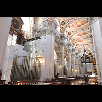 Blick ins Langhaus auf die Orgelbaustelle (2025) mit noch leerem Gehäuse Passau, Dom St. Stephan, Blick ins Langhaus auf die Orgelbaustelle (2025) mit noch leerem Gehäuse