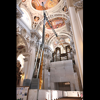 Noch leeres Hauptorgelgehäuse und Kran zum Hochhieven der Pfeifen Passau, Dom St. Stephan, Noch leeres Hauptorgelgehäuse und Kran zum Hochhieven der Pfeifen
