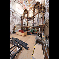 Empore mit Montagefläche vor dem 2025 noch leeren Hauptorgelgehäuse Passau, Dom St. Stephan, Empore mit Montagefläche vor dem 2025 noch leeren Hauptorgelgehäuse