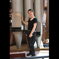 Mitarbeiterin von Orgelbau Klais vor dem Steinmeyer-Prinzipalbass 32' CCC Passau, Dom St. Stephan, Mitarbeiterin von Orgelbau Klais vor dem Steinmeyer-Prinzipalbass 32' CCC