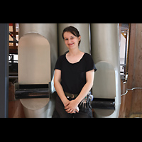 Mitarbeiterin von Orgelbau Klais vor dem Steinmeyer-Prinzipalbass 32' CCC Passau, Dom St. Stephan, Mitarbeiterin von Orgelbau Klais vor dem Steinmeyer-Prinzipalbass 32' CCC